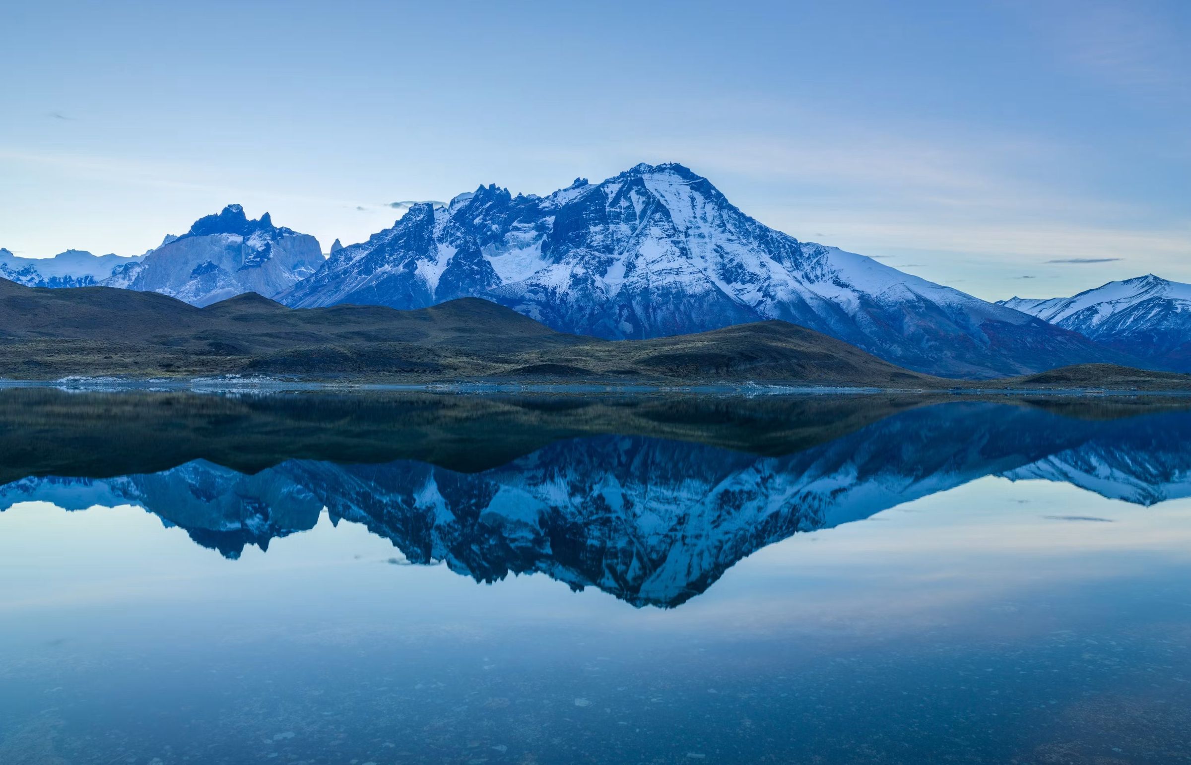 Cordillera nevada reflejada en un lago en la Patagonia chilena